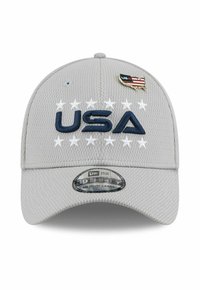 Hellgraue strukturierte Kappe mit navyfarbenem "USA"-Stickereimuster, umgeben von weißen Sternen und einer kleinen, in Flaggenform gestalteten US-Flaggennadel an der Vorderseite.