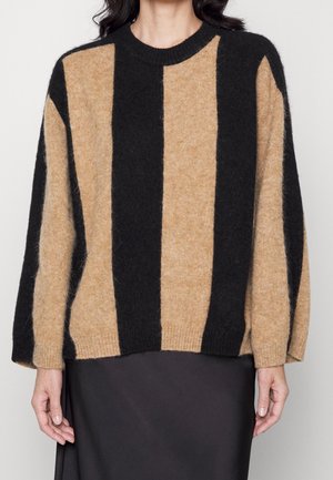 Maglione a righe beige e nere realizzato in un morbido tessuto testurizzato. Presenta un colletto tondo e maniche ampie, con una vestibilità comoda.