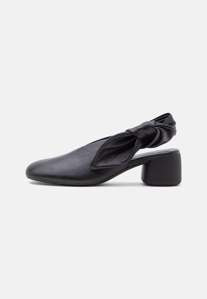 Μαύρο δερμάτινο παπούτσι slingback με στρογγυλεμένη μύτη, λεπτομέρεια με κόμπο στο λουράκι και χαμηλό τετράγωνο τακούνι σε λευκό φόντο.