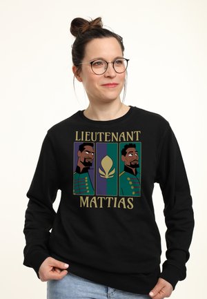 Czarna bluza z kapturem z grafiką składającą się z trzech paneli, z dwoma ilustracjami postaci w mundurowym ubraniu oraz napisem "Porucznik Mattias."