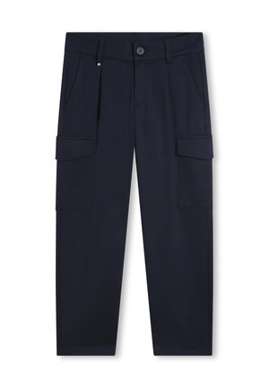 Pantaloni cargo della marina realizzati in tessuto intrecciato presentano due tasche laterali e due tasche cargo. Texture liscia con chiusura a bottone e passanti per la cintura.
