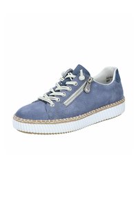 Baskets en cuir suédé bleu avec un design perforé, semelle en caoutchouc blanc et couture beige. Comprend des lacets et une fermeture éclair sur le côté pour un enfilage facile.