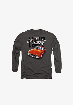 Langarm, dunkelgraues Shirt mit einem Grafikdesign eines orangefarbenen Chevrolet Camaro. Der Text beinhaltet "Chevrolet" und "1967" in weißen und schwarzen Schriftarten.