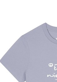 Licht paarse T-shirt met korte mouwen, ronde halslijn en witte tekstontwerp op de voorkant. Soepele textuur en casual pasvorm.