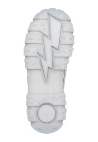 Witte schoenzool met diepe profiel en een bliksemschichtvormige groef in het midden, met een cirkelvormig logo nabij de hiel.