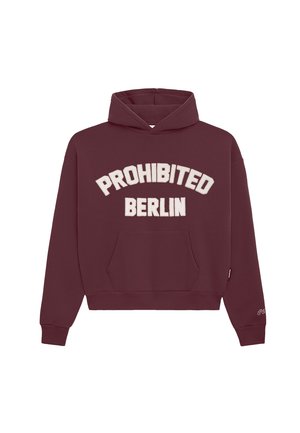 Sweat à capuche bordeaux avec poche avant et texte blanc "PROHIBITED BERLIN" sur la poitrine, poignets côtelés et capuche.
