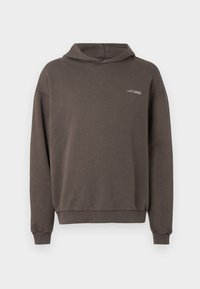 Barna kapucnis pulóver hosszú ujjakkal, puha anyagból készült. Bal mellen található egy kis fehér logó és bordázott mandzsetták.