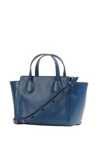 Borsa a mano in pelle blu con doppi manici, tracolla removibile e design strutturato. Presenta una texture liscia e accenti minimalisti.
