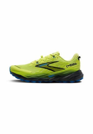 Limegrüner Laufschuh mit atmungsaktivem Mesh-Obermaterial, schwarzen und blauen Akzenten, dicker strukturierten Sohle und multidirektionalen Stollen für Traktion.
