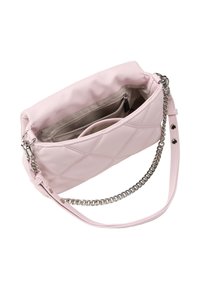 Rosa quiltad handväska med en mjuk utsida, silverkedjeaccent, en dragkedjeförsedd innerficka, en platt botten och en axelrem.