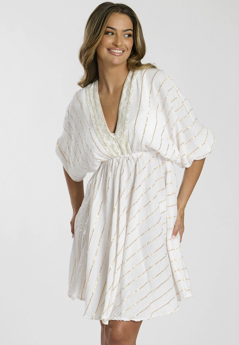 Vestido blanco con rayas doradas y escote en V. Hecho de tejido ligero, presenta mangas cortas y una cintura fruncida para un ajuste relajado.