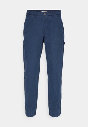 Pantalon en coton bleu marine avec jambes droites, fermeture à bouton à l'avant et poches latérales. Présente une finition sans couture et un tissu durable.