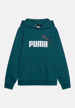 Sudadera con capucha de color azul verdoso, con un bolsillo tipo canguro, que presenta un gran logotipo blanco de "PUMA" y un gráfico de un gato negro en salto en el lado izquierdo.