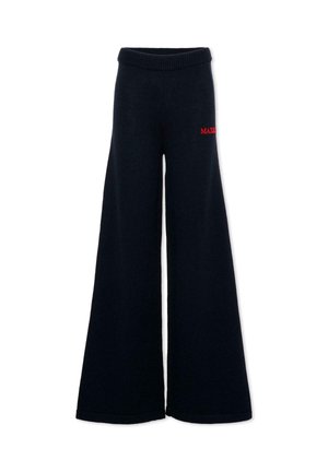 Zwarte brede gebreide broek met elastische tailleband en kleine rode "MAX" tekst op het bovenbeen.
