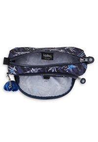 Pochette Kipling in tessuto blu con motivo floreale, due scomparti con zip e un portachiavi con pompon blu. Texture morbida e design resistente.