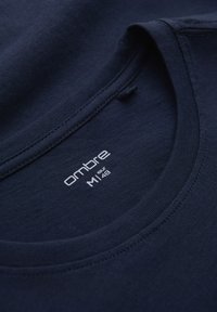 T-shirt bleu marine à col rond avec étiquette de marque "ombre" imprimée à l'intérieur du col, taille medium (M) européen 48.