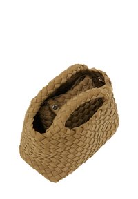 Vävd beige väska med en mjuk textur och en avslappnad design. Översta delen har en samlad öppning som avslöjar ett glatt inre foder.
