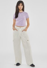 Guess - T-shirt z nadrukiem