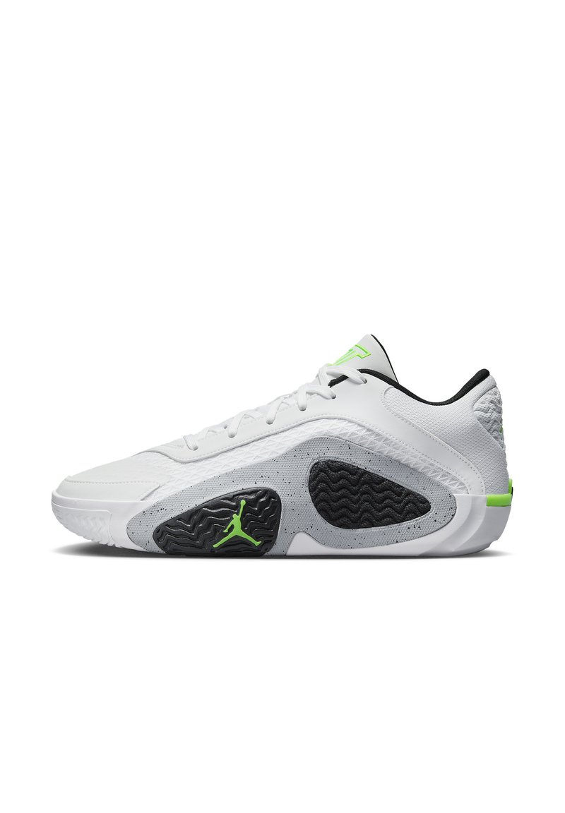 Zapatillas deportivas blancas con un diseño texturizado, detalles en verde y suela de goma negra con un patrón en zigzag. Parte superior de cuero liso.