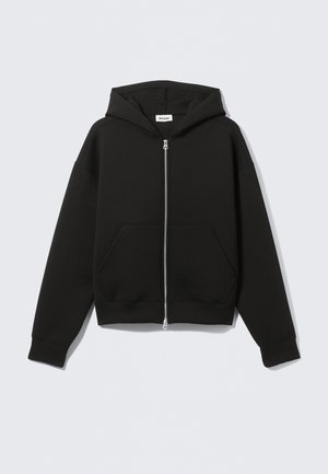 Sudadera negra con cremallera y capucha ajustable, con una textura suave, dos bolsillos frontales y puños y dobladillo acanalados.
