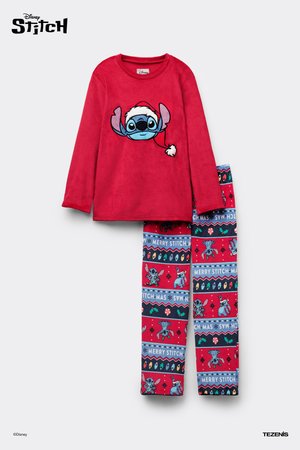 Maglietta rossa a maniche lunghe con grafica di Stitch che indossa un cappello da Babbo Natale; pantaloni del pigiama abbinati in blu, rosso e nero con motivi a tema natalizio.