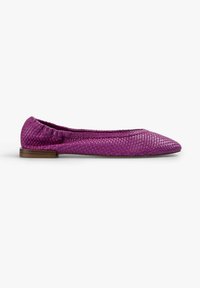 Zapato plano tejido de color púrpura con punta redonda, abertura elástica y un pequeño tacón de madera. La superficie texturizada añade dimensión.