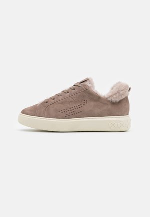 Baskets en daim marron avec une semelle en caoutchouc blanc texturé, un col en fausse fourrure et un design perforé sur les côtés.