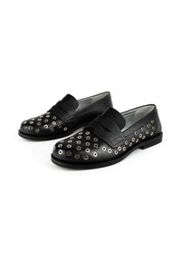 Mocassins en cuir noir avec des accents d'œillets métalliques, texture lisse, bout arrondi et semelle plate. Détail élastique à l'avant.