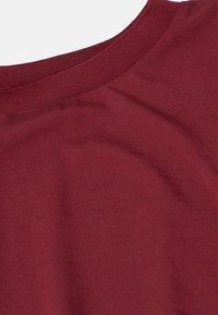 Bordowy t-shirt z okrągłym dekoltem, charakteryzujący się miękką teksturą, gładkim materiałem i prążkowanym kołnierzykiem. Prezentuje jednolity kolor bez wzorów.