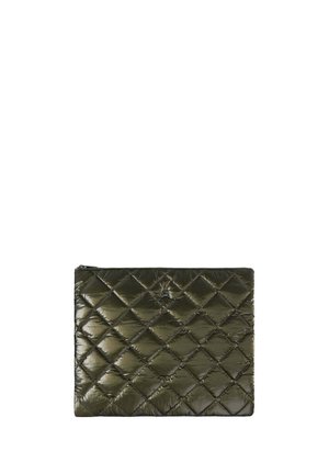 Bolsa rectangular acolchada de color verde oscuro con cierre de cremallera en la parte superior, con patrón de costura en forma de diamante.
