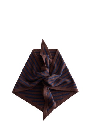 Sciarpa a righe marrone e blu navy lavorata a maglia, piegata e attorcigliata su sfondo bianco.