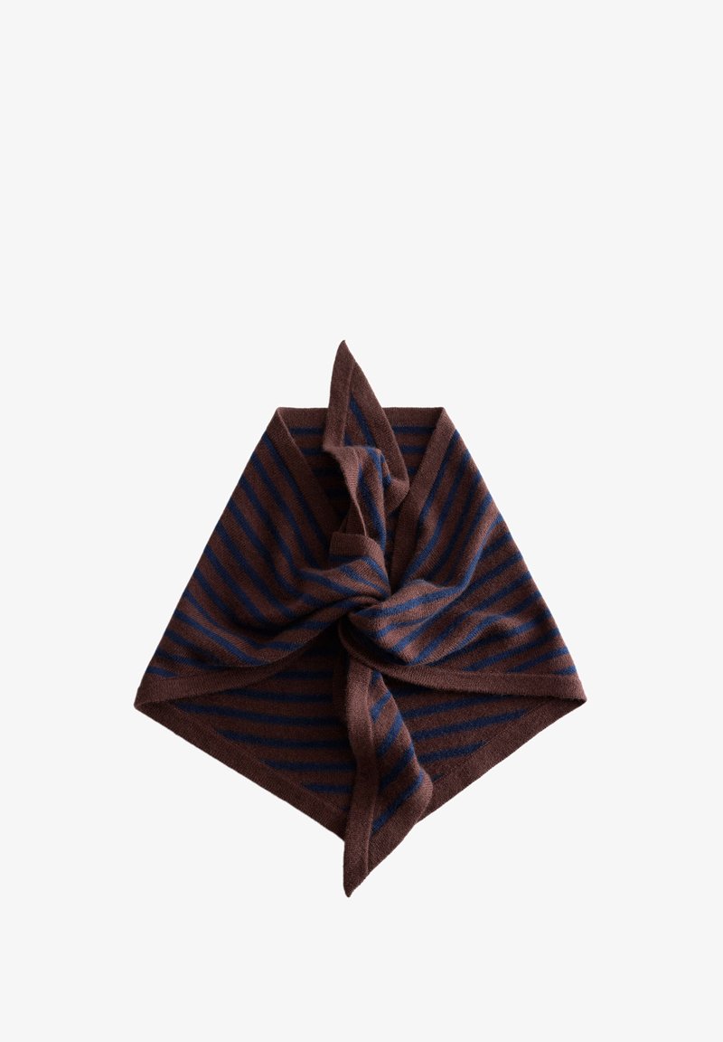 Écharpe tricotée rayée marron et bleu marine, pliée et torsadée sur un fond blanc.