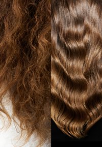 Po lewej stronie widać suche, kręcone brązowe włosy, które kontrastują z gładkimi, błyszczącymi, falowanymi brązowymi włosami po prawej stronie, podkreślając różnice w teksturze i kondycji włosów.