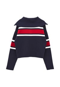 Granatowy sweter z ribbowanym kołnierzem, w skróconym fasonie, w czerwono-białe poziome paski na rękawach. Miękka tekstura i luźny krój.