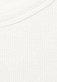 Weißer gerippter Stoff mit einer sanften Textur und einem runden Ausschnitt. Besitzt dünne, vertikale Streifen und eine glatte Oberfläche. Schlichtes und minimalistisches Design.