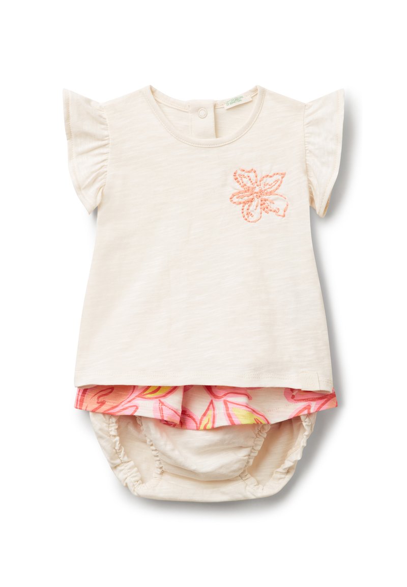 Helles beige T-Shirt mit Schmetterlingsärmeln, verziert mit orangen floralem Stickereien. Passende Pumphosen haben ein rosa Blumenmuster.