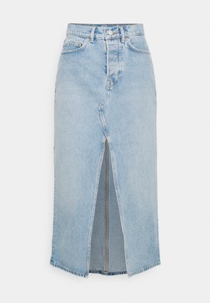 Lyseblå denim midinederdel med frontslids, knap- og lynlåslukning, bæltestropper samt for- og baglommer.