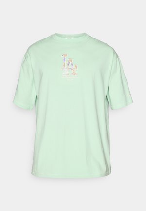 Mintgrøn bomulds t-shirt med rund hals, korte ærmer og et centralt flerfarvet "LA" logo design. Blød tekstur, afslappet pasform.