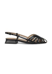 Zwarte slingback schoenen met een spitse neus, gemaakt van glanzend materiaal en met een open bandontwerp, lage blokhak en gestructureerde accenten.
