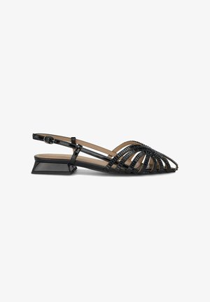 Schwarze Slingback-Schuhe mit spitzem Zehenbereich, aus glänzendem Material gefertigt und mit einem offenen Riemendesign, niedrigem Blockabsatz und strukturierten Akzenten.