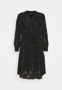 Vestido negro con mangas largas, tela transparente, bordado floral, diseño sin cuello, cintura ceñida con un lazo y dobladillo de longitud media.