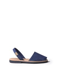Navy sinisn suede slingback sandaalit, joissa on pyöreä kärki, ommeltu yksityiskohtia pohjassa ja litteä musta kumipohja.