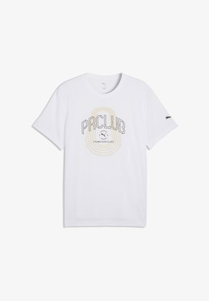 Weißes T-Shirt mit kurzen Ärmeln, das eine Grafik mit den Texten "PRCLUB" und "PUMA RUN CLUB" in kontrastierenden Farben zeigt. Leichter Stoff.