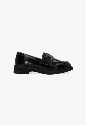 Zwarte lakleren loafers met een platte zool, voorzien van decoratieve hardware op de wreef en een elegante, ronde neus.