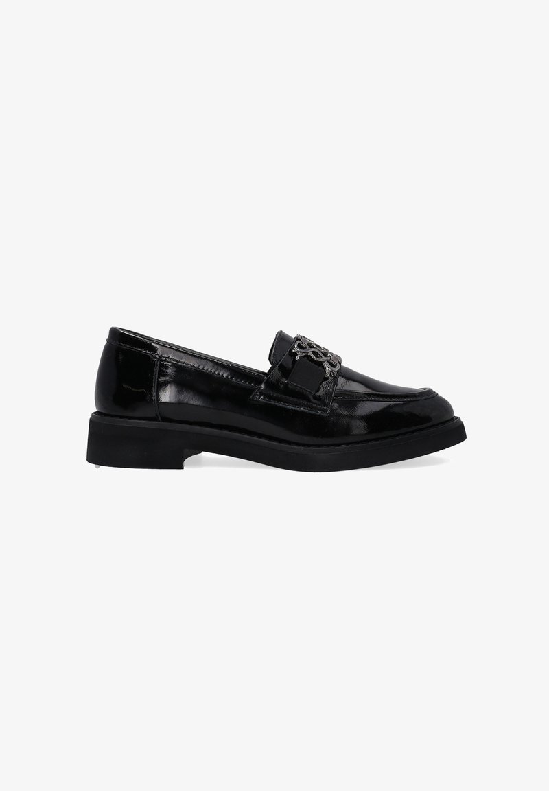 Zwarte lakleren loafers met een platte zool, voorzien van decoratieve hardware op de wreef en een elegante, ronde neus.