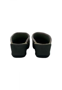 Scarpe slip-on grigie con tacco basso, forma arrotondata, interno morbido e suola in gomma nera solida. Design semplice e minimalista.