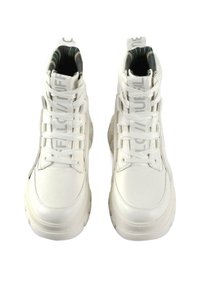 Tenisi albi tip high-top, cu un exterior din piele netedă, design cu șireturi, talpă din cauciuc și detalii discrete ale logo-ului pe limbă.