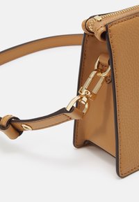 MICHAEL Michael Kors EMPIRE  - Håndveske - pale peanut