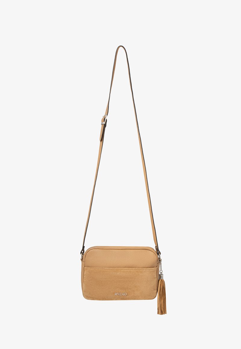Bolso cruzado marrón con una combinación de cuero liso y texturizado, un compartimento con cremallera y un adorno de borlas decorativo.