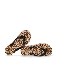 Chanclas de estampado de leopardo con fondo marrón claro y tiras negras, que cuentan con una plantilla texturizada y una branding sutil en el lateral.